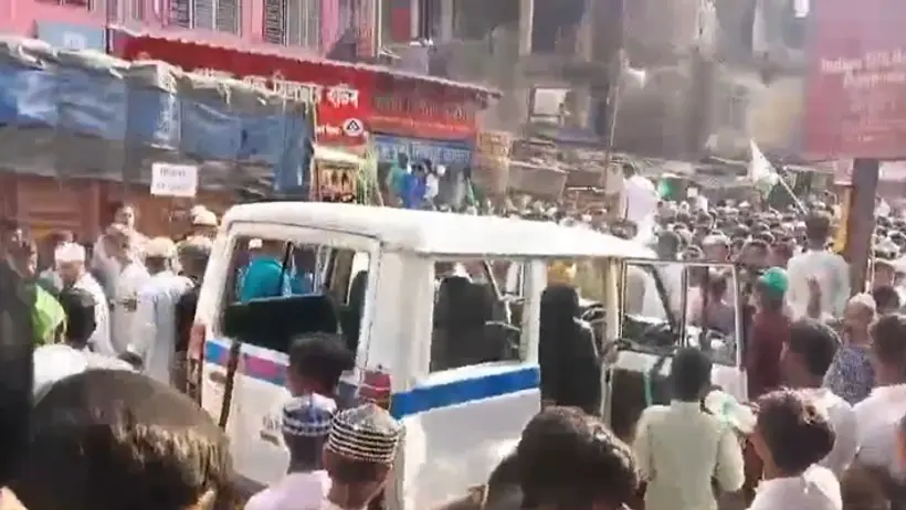 mobs vandalized a police vehicle