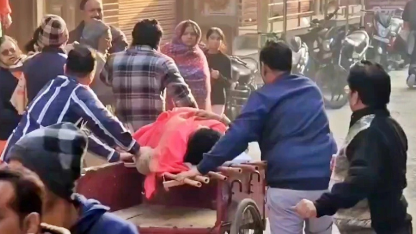 bagpat laddu mahotsav accident 8 dead 80 injured machan collapse