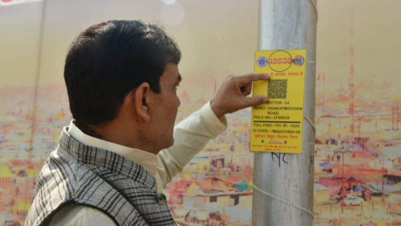 Prayagraj mahakumbh 2025 electric poles tracking system help lose found qr code