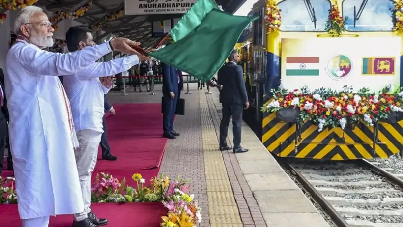 PM मोदी ने ट्रेन को दिखाई हरी झंडी