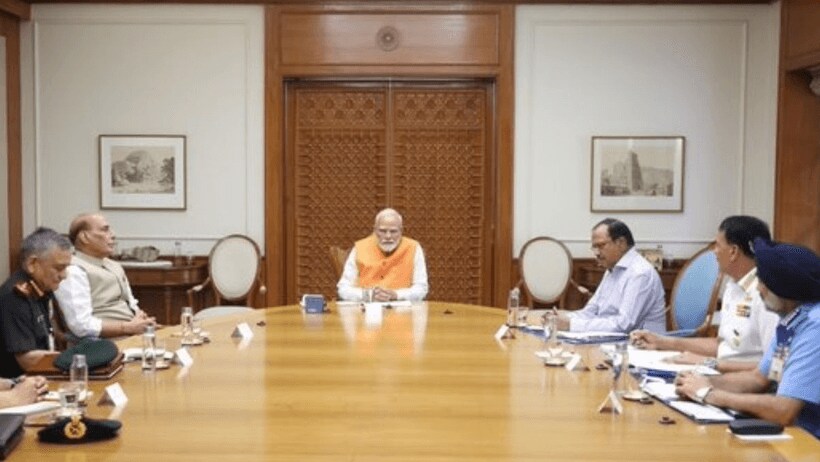 पीएम आवास पर कैबिनेट मीटिंग जारी