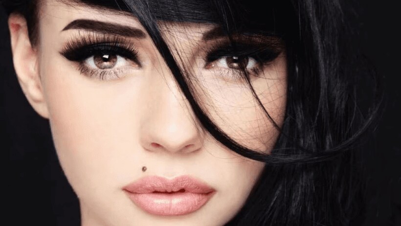 Beauty mark on upper lip meaning