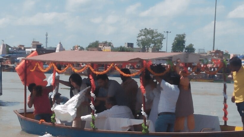 अस्थि विसर्जन के दौरान बार बार मां को याद कर रोई बेटी बांसुरी स्वराज