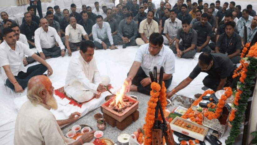 दशहरे पर CM और पुलिस अफसरों ने की अस्त्र शस्त्रों की पूजा