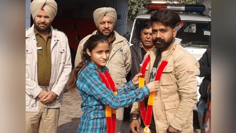 बेटी के इश्क की भनक लगने पर गुस्से में आई फैमिली, घर से कर दिया बाहर
