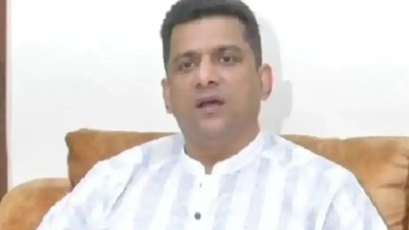 उद्धव के मंत्री बोले  हल्के लक्षणों के बावजूद एक्टर क्रिकेटरों ने घेर रखे हैं प्राइवेट अस्पतालों के बेड
