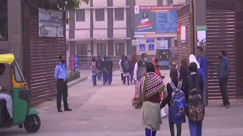 Delhi Pollution: रिकॉर्ड तोड़ प्रदूषण के बीच खुले स्कूल, SC ने कहा पॉल्युशन बढ़ रहा है, Covid 19 एक और समस्या