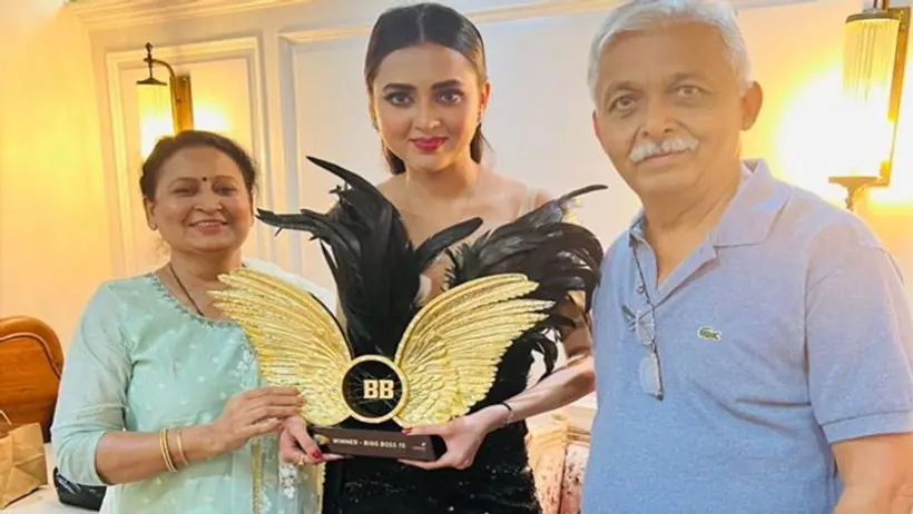 Bigg Boss 15 Finale: मम्मी पापा और विनर ट्रॉफी संग नजर आई Tejasswi Prakash, चाहने वालों को कहा थैंक्स