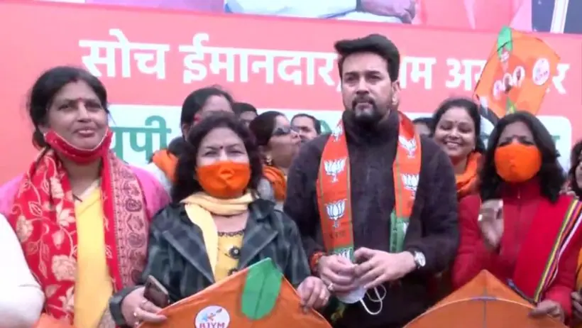 यूपी चुनाव: बसन्त पंचमी के दिन अनुराग ठाकुर ने उड़ाई पतंग कहा, 'मोदी योगी ने विकास का रचा इतिहास'