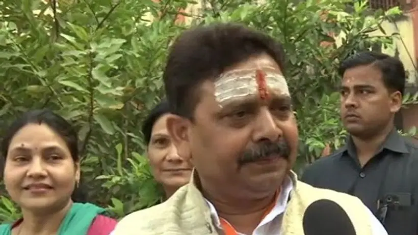 यूपी चुनाव: मतदान करने पहुंचे मंत्री रविंद्र जायसवाल अधिकारी पर भड़के, कहा  अफसर ने जानबूझकर की बदमाशी