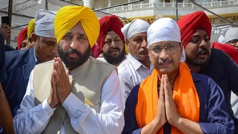 पंजाब के नए CM का मंच पर आंधे घंटे इंतजार करते रहे राज्यपाल Khatkar Kalan, लेकिन समय पर नहीं पहुंचे भगवंत मान