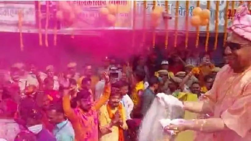 भगवान नरसिंह शोभायात्रा में शामिल हुए योगी आदित्यनाथ, कहा  त्यौहार हमें अच्छे मार्ग पर चलने का देते हैं संदेश