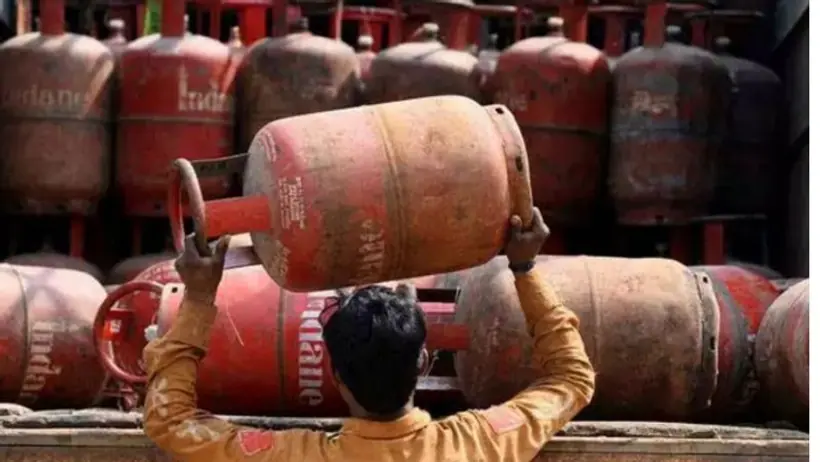 LPG Cylinder Price Hike: सरकार ने आम लोगों को दिया तगड़ा झटका, घरेलू गैस सिलेंडर 50 रुपए हुआ महंगा