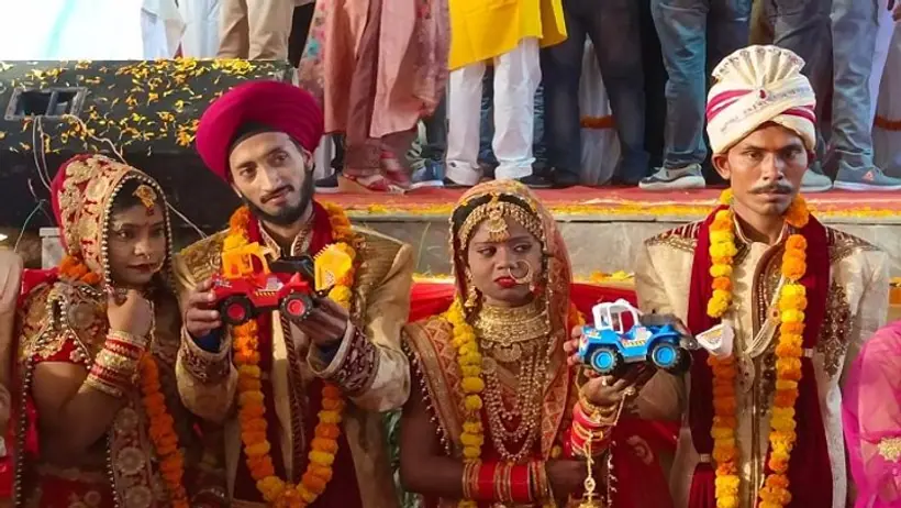 सामूहिक विवाह के बाद नवविवाहित जोड़ों को मिला 'बुलडोजर' , दूल्हे ने कहा  ये है सुरक्षा का प्रतीक