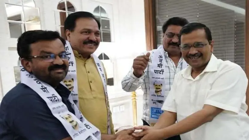 गुजरात चुनाव से पहले छूटने लगा 'हाथ' : कांग्रेस के दो दिग्गज नेता अब AAP के साथ, जानिए कितना बड़ा झटका