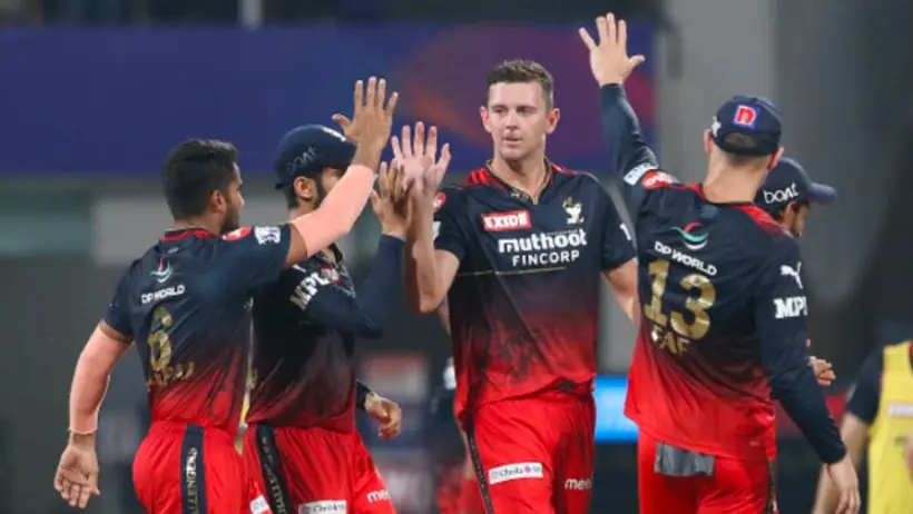 RCB VS CSK: मैच के दौरान स्टैंड में लड़की ने घुटने के बल बैठ प्रेमी को किया प्रपोज