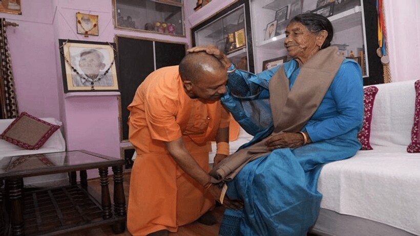 योगी आदित्यनाथ को बचपन में इस शख्स से खानी पड़ती थी खूब डांट, जानिए क्या था कारण