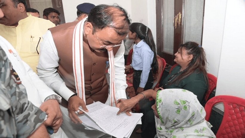 डिप्टी सीएम के सामने दुष्कर्म पीड़िता ने रोकर बताया दर्द, कहा  मुकदमा दर्ज करने के नाम पर पीटता है इंस्पेक्टर