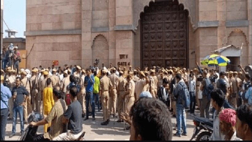 ज्ञानवापी परिसर में सर्वे और वीडियोग्राफी के लिए पहुंची टीम, जमकर हुई नारेबाजी के बाद पुलिस ने भीड़ को हटाया