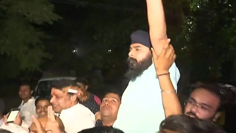 कल हुए थे गिरफ्तार, अब अरविंद केजरीवाल के घर के बाहर प्रदर्शन करने पहुंचे तजिंदर बग्गा