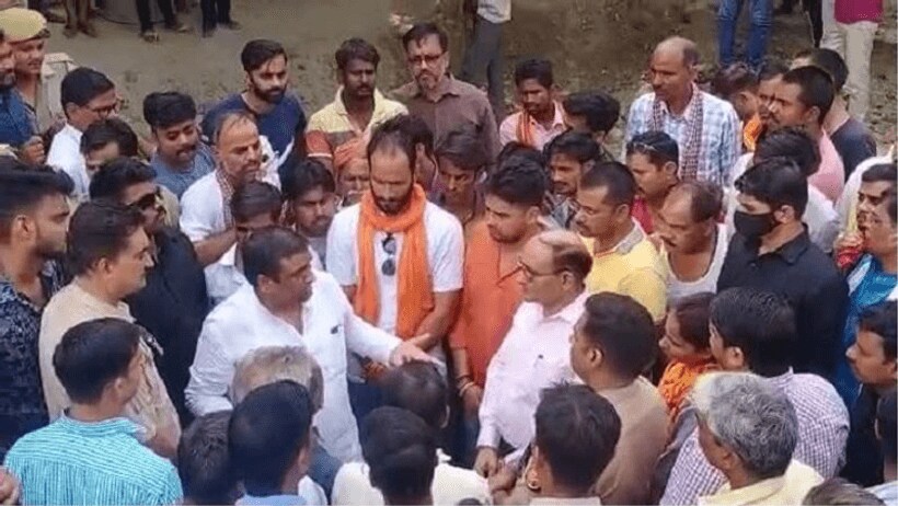 बुलडोजर लेकर आए अधिकारियों पर विधायक हुए नाराज, कहा  जिससे पैसा मिल जाता उसके निर्माण की तो फाइल दबाए रखते