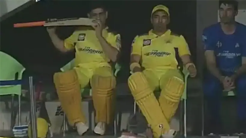 मैदान पर आने से पहले क्यों अपना बैट चबाते है एमएस धोनी, साथी खिलाड़ी का खुलासा  इस वजह से लगा पाते है लंबे शॉट