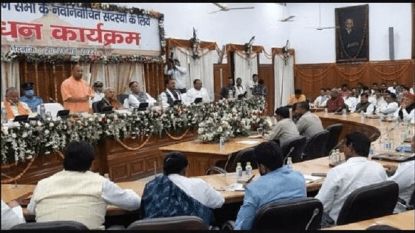सीएम योगी ने विधायकों को पढ़ाया शुचिता का पाठ, कहा  अफसरों की ट्रांसफर पोस्टिंग से रहे दूर
