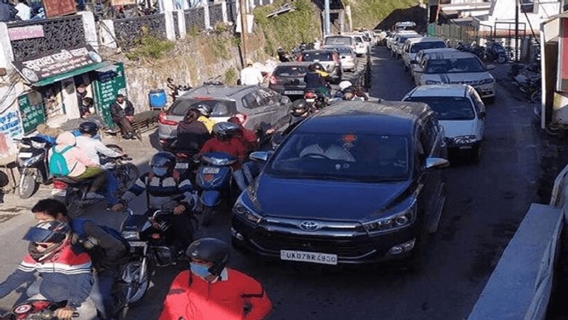 मसूरी में उमड़ा पर्यटकों का सैलाब, होटल गेस्ट हाउस फुल होने के साथ सड़कों पर रेंगते दिखे वाहन