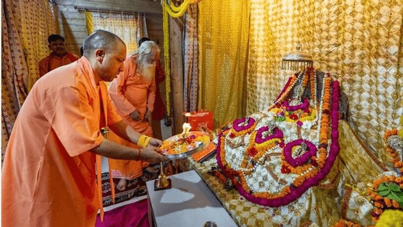 अयोध्या: सीएम योगी ने रखी गर्भगृह की पहली शिला, कहा  यह मंदिर भारत का राष्ट्र मंदिर होगा