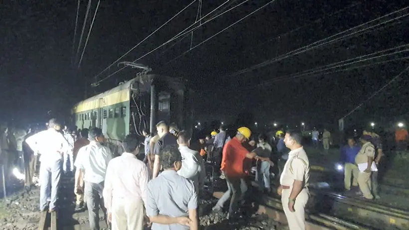 आसनसोल स्टेशन के पास ट्रेन डिरेल, दो राजधानी एक्सप्रेस को रोकना पड़ा, करीब 40 यात्री थे बोगी में