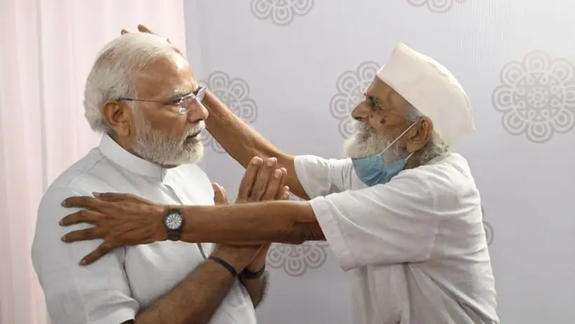 गुजरात यात्रा के दौरान जब अपने शिक्षक से मिले पीएम मोदी, भावुक पल को देख कौन Nostalgic न हो जाए
