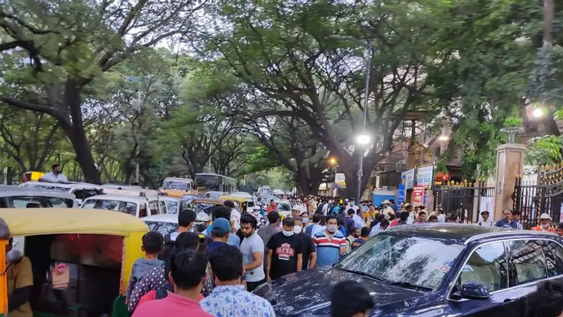Chinnaswamy Stadium Bengaluru Traffic Jam,  Fans Crowd