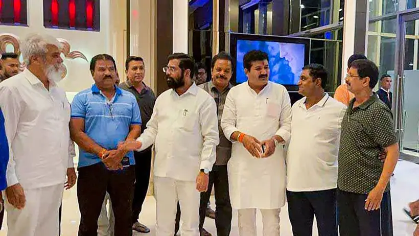 शिवसेना के बागियों ने अब संजय राउत पर साधा निशाना, कहा एनसीपी के नीली आंखों वाले लड़के ने...