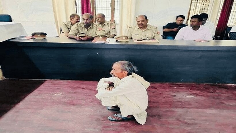 कुर्सी पर बैठे अधिकारी और जमीन पर 76 वर्षीय बुजुर्ग, जानें लोकतंत्र को आइना दिखाती अमेठी की इस तस्वीर का सच