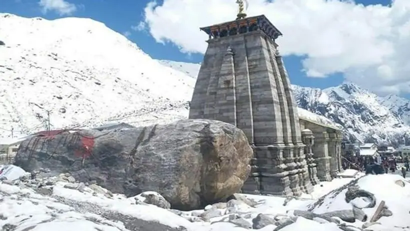 केदारनाथ धाम के हिमालयन मंदिर के गर्भगृह की दीवारों पर लग रहीं सोने की प्लेट्स, पुजारी इस बात से हैं नाराज