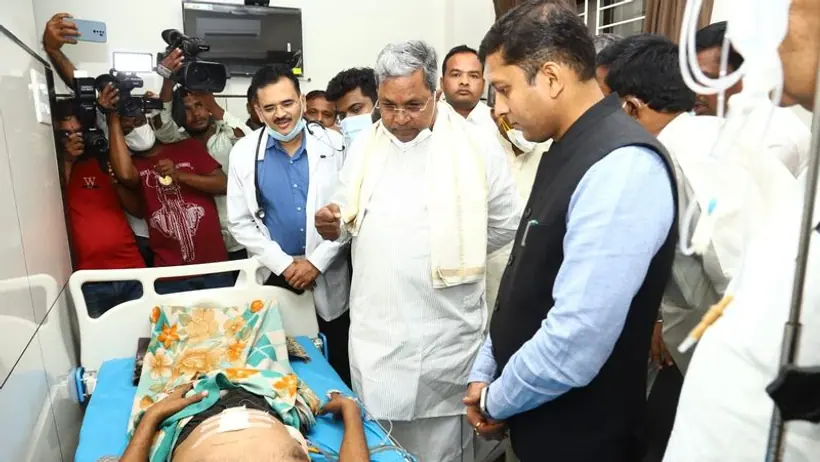 पूर्व सीएम सिद्धारमैया और इस महिला का वीडियो हुआ वायरल, क्यों कार के पीछे भागते हुए रुपयों की गड्डी उछाली?