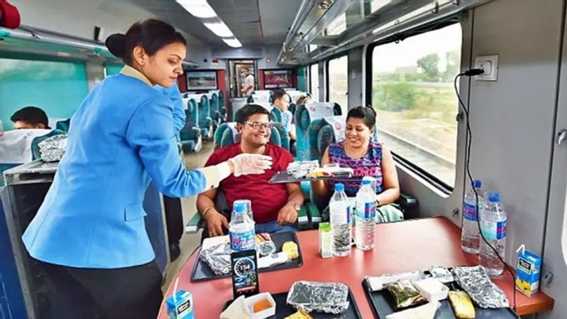 IRCTC ने यात्रियों को दिया झटका  इन 5 ट्रेनों में खाना हुआ महंगा, इतना देना होगा ऑन बोर्ड चार्ज