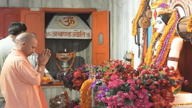 दो दिवसीय दौरे पर गोरखपुर पहुंचे सीएम योगी, शहरवासियों को देंगे ये दो बड़ी सौगात