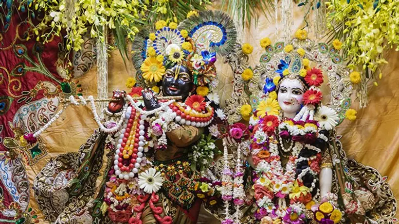 अनोखी प्रेम कहानी: जानें क्यों श्रीकृष्ण को पीना पड़ा था राधा का चरणामृत