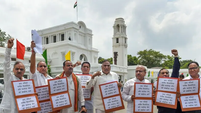 दिल्ली की पॉलिटिक्स: AAP विधायकों पर 'डोरे डालने' के आरोपों के बीच बोले सिसोदिया इतना असुरक्षित PM नहीं देखा