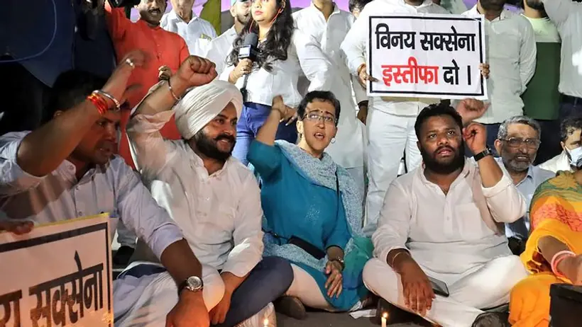 दिल्ली में हाईवोल्टेज धरना: आप की मांग LG पर करप्शन केस चले, BJP बोली  जैन व सिसोदिया को करें बर्खास्त