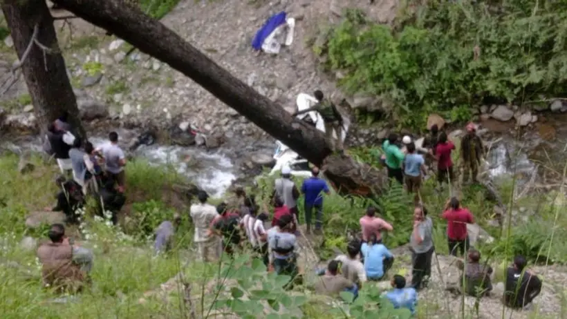 जम्मू कश्मीर में बड़ा हादसा: किश्तवाड़ में चार पहिया वाहन खाई में गिरा, मासूम समेत 8 की मौत
