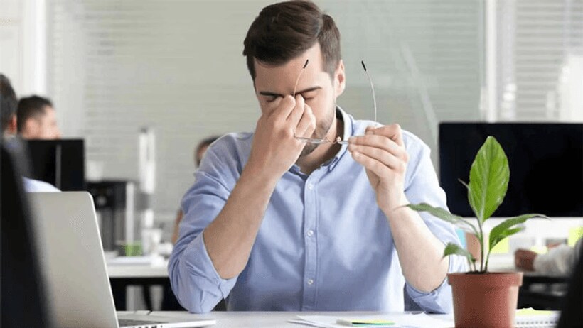 क्या होता है Computer Vision Syndrome, जानें इसके लक्षण, कारण और ट्रीटमेंट  