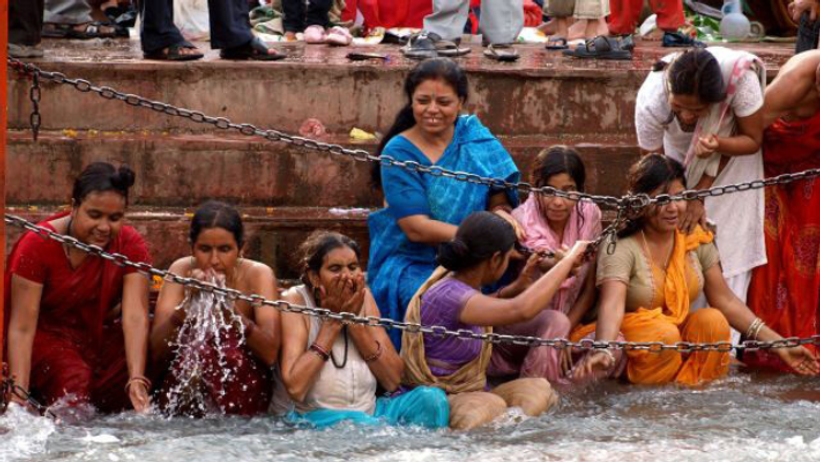 mahakumbh 2025 women bath 