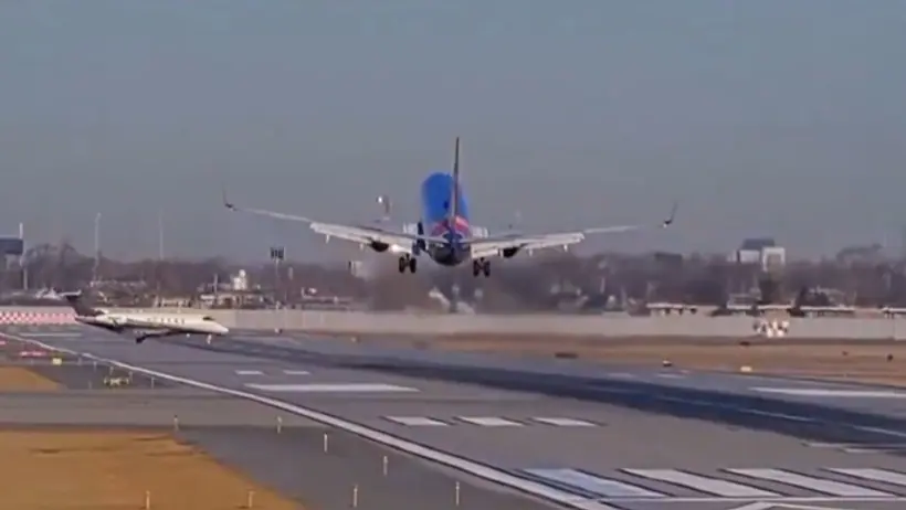 US flight aborts landing