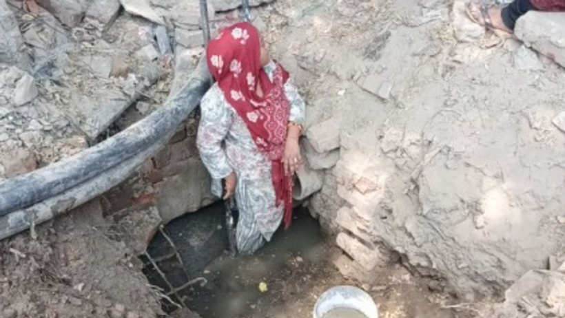 UP News juhi bamburhiya sewer problem protest parshad cleaning metro officials warning