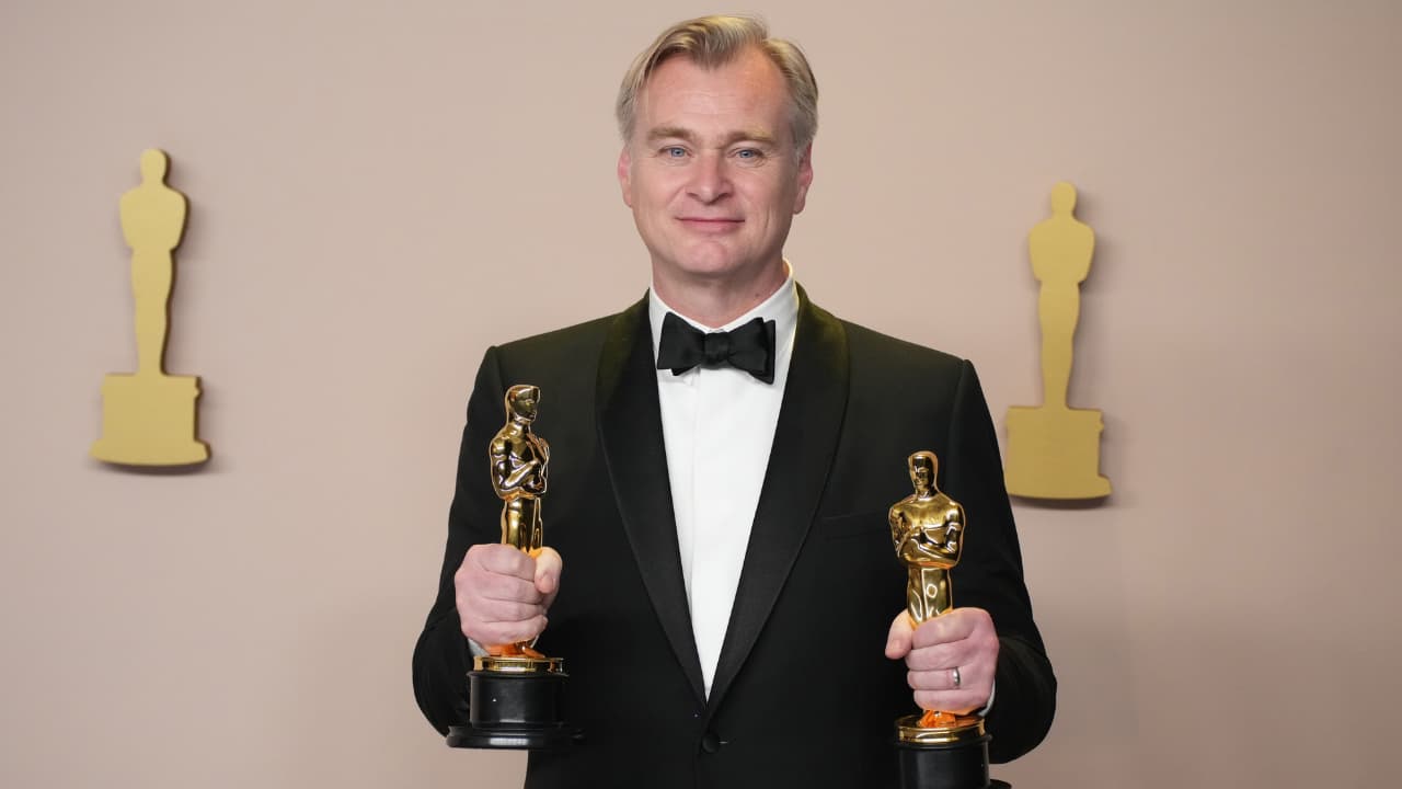 Christopher Nolan Avoids Smartphones to Stay Focused Christopher Nolan Avoids Smartphones to Stay Focused