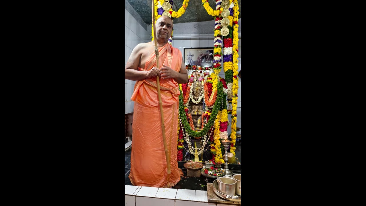 devotees get a glimpse of the universal form of moolaram at sri raya ...