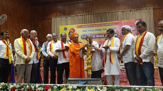 ಸರ್ಕಾರಿ ಕನ್ನಡ ಶಾಲೆಗಳ ಬಾಗಿಲು ಮುಚ್ಚುತ್ತಿರುವುದು ವಿಷಾದನೀಯ: ಬಣ್ಣದಮಠದ ಶ್ರೀ ಶಿವಲಿಂಗ ಸ್ವಾಮೀಜಿ